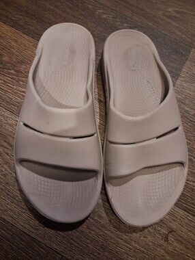 OOFOS Women's Slide Sandals in Light Beige Sz M 7 W9